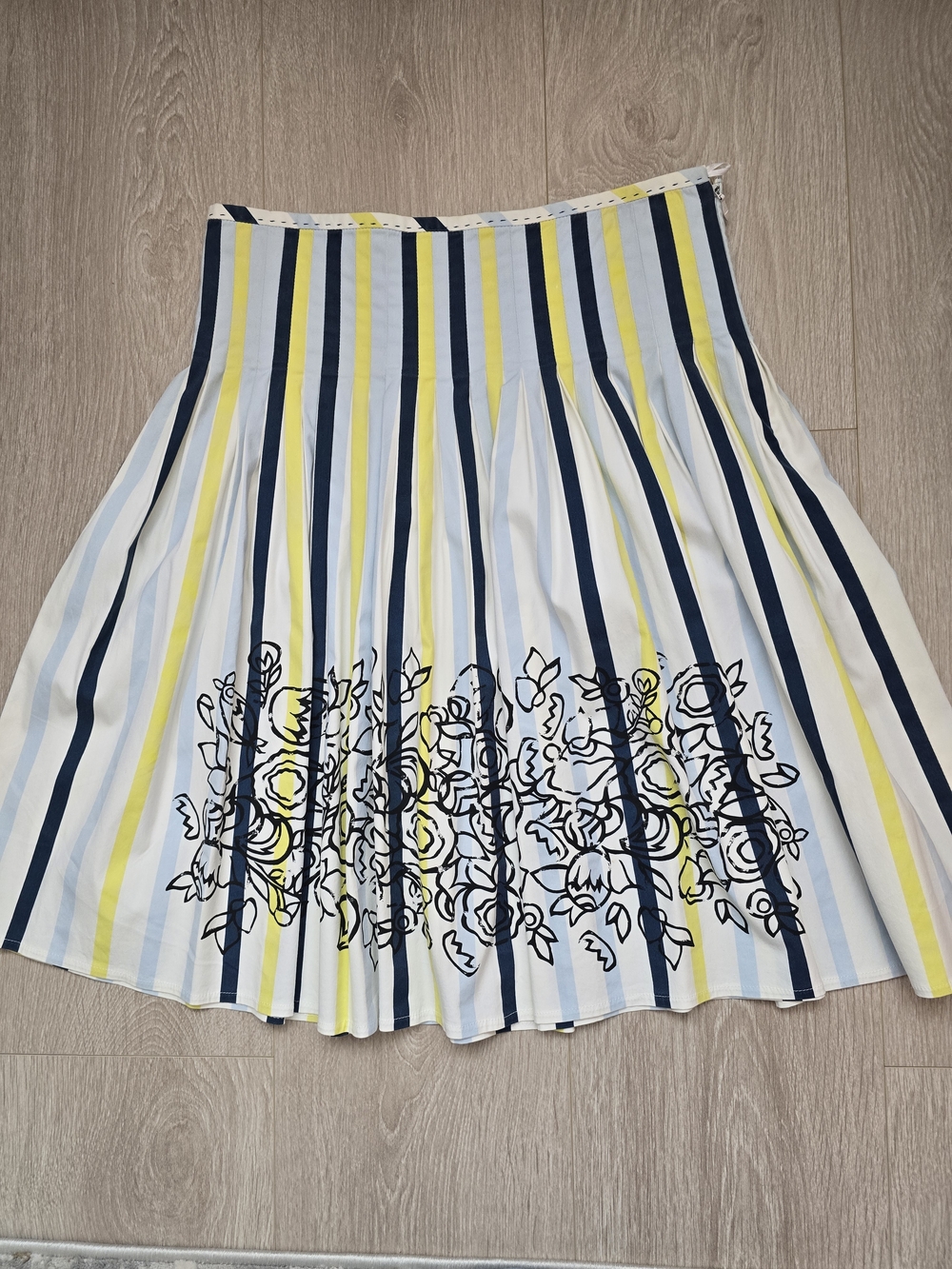 Marc Cain Y2K Striped Pleated Floral Skirt in White, Navy & Yellow Size 2-S